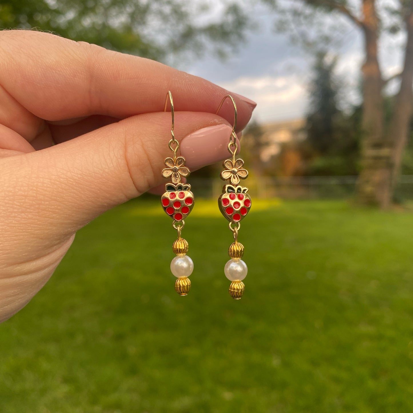 ✨🍓gold strawberry earrings🍓✨