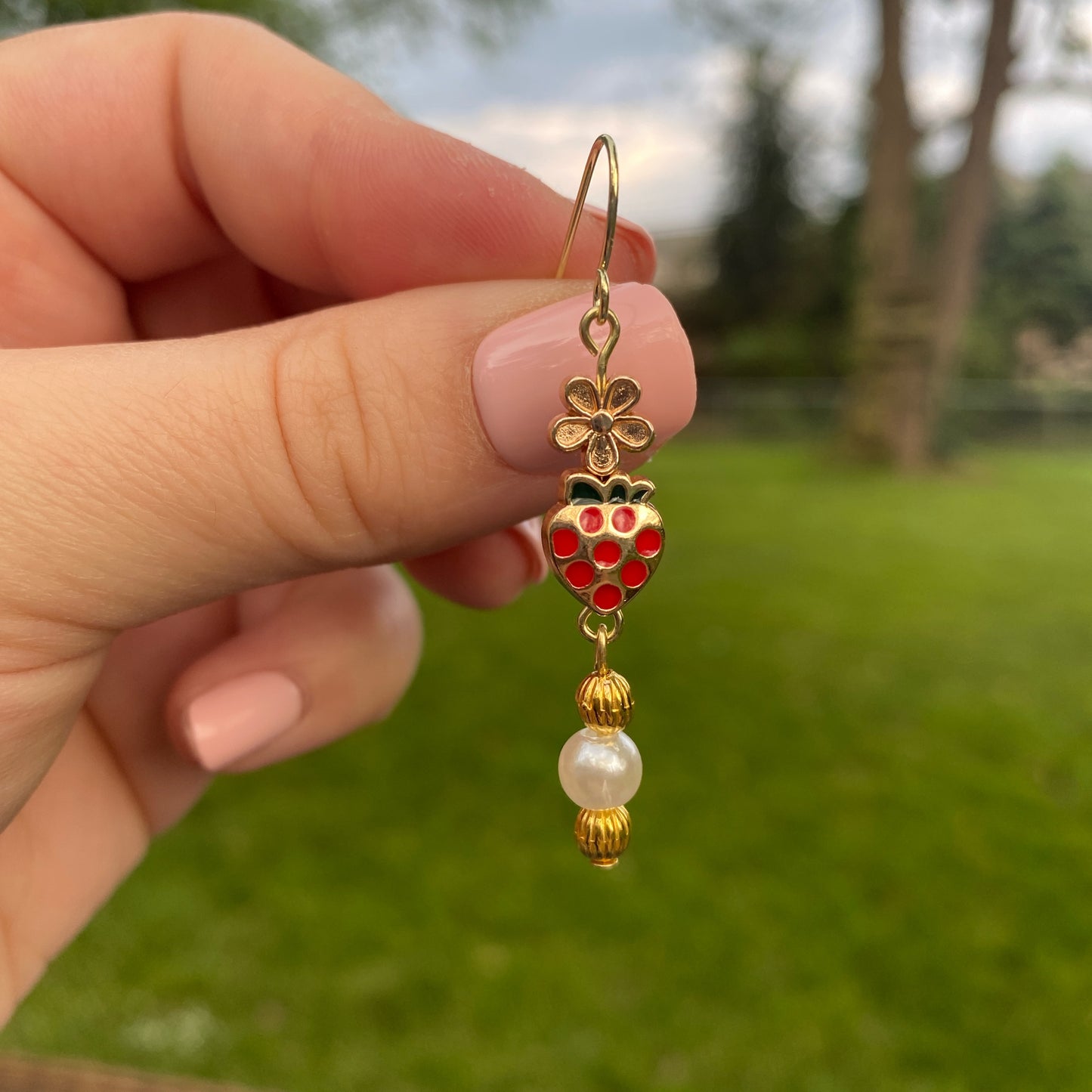 ✨🍓gold strawberry earrings🍓✨